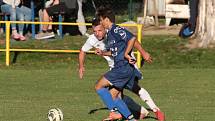 Fotbalisté Malenovic (v modrých dresech) prohráli v 9. kole I. B třídy skupiny B s vedoucím Fryštákem 0:7.