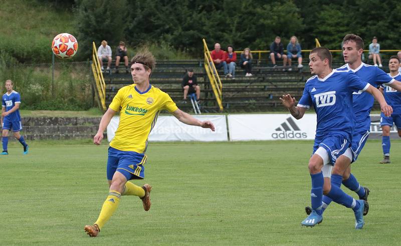 Fotbalisté Slavičína (v modrých dresech) na úvod přípravy zvítězili na Vršavě se Zlínem B 2:1