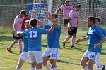 Fotbalisté Malenovic (růžové dresy) ve 26. kole krajské I. B třídy skupiny C podlehli Vlčnovu 1:2.