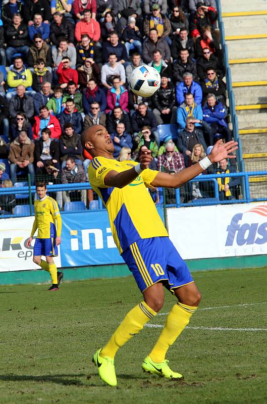 Fastav Zlín (ve žlutém) proti FC Slovácko