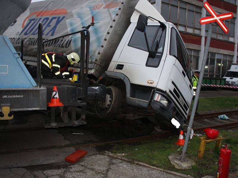 Dopravní nehoda nákladního vozidla a vlaku ve Svitu