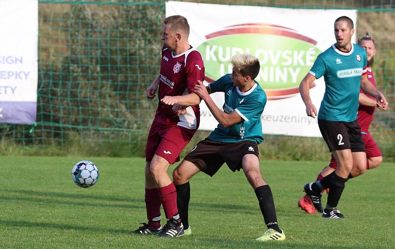 Fotbalisté Březnice doma porazili Louky (červené dresy) 2:0.