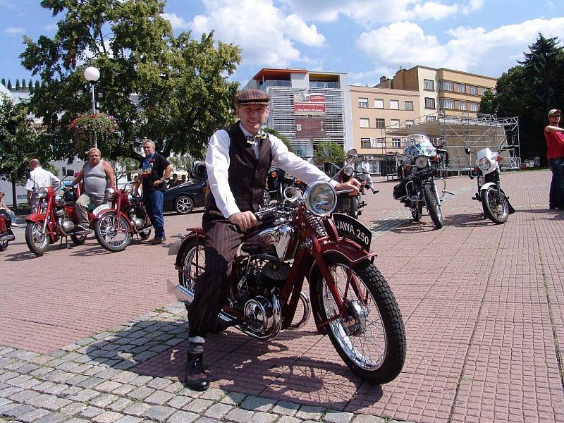 Setkání strojů Jawa a ČZ na náměstí Míru ve Zlíně uspořádalo k výročí osmdesáti let značky Jawa sdružení Volné Setkaní Jawařů. Přehlídka více než dvaceti motorek přilákala v sobotu odpoledne do centra města na dvě stovky nadšenců