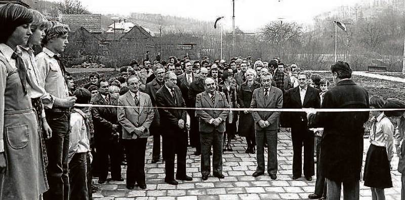 KAŠAVA, KONEC 70. LET. Slavnostní otevření kulturního domu v Kašavě, které následovalo hned po ukončení jeho stavby. Pro obec to tehdy byla významná událost.