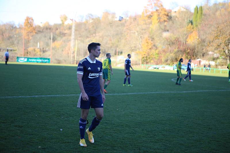 Fotbalisté Luhačovic (modré dresy) v posledním podzimním zápase Krajského přeboru doma podlehli Napajedlím 1:2.