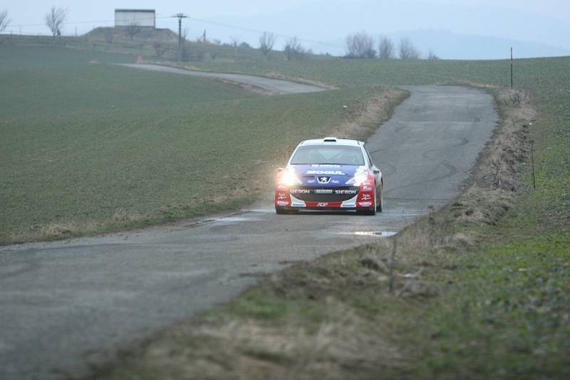 Na uzavřeném úseku v Rakové testoval svůj vůz Peugeot 207 S2000 Roman Kresta. 