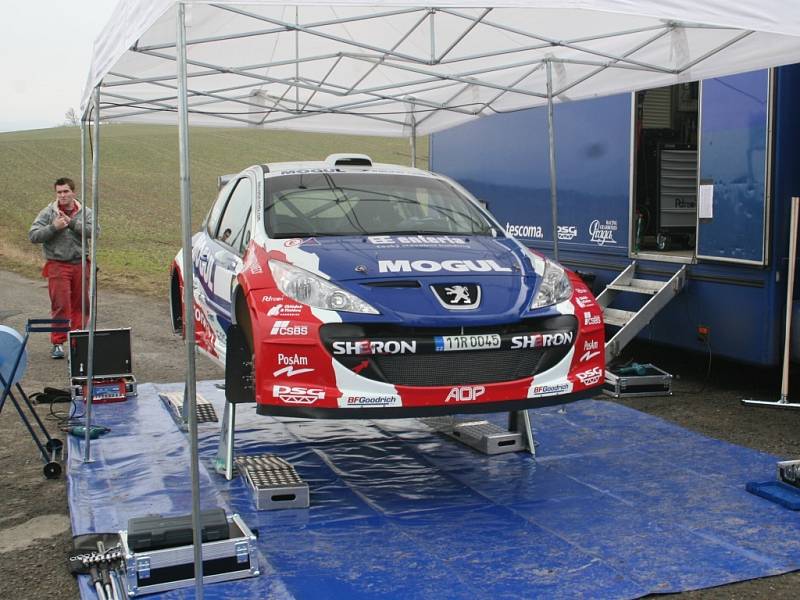 Na uzavřeném úseku v Rakové testoval svůj vůz Peugeot 207 S2000 Roman Kresta. 