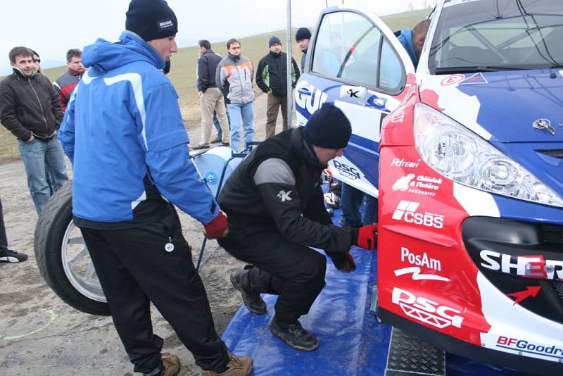 Na uzavřeném úseku v Rakové testoval svůj vůz Peugeot 207 S2000 Roman Kresta. 