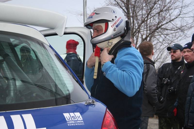 Na uzavřeném úseku v Rakové testoval svůj vůz Peugeot 207 S2000 Roman Kresta. 