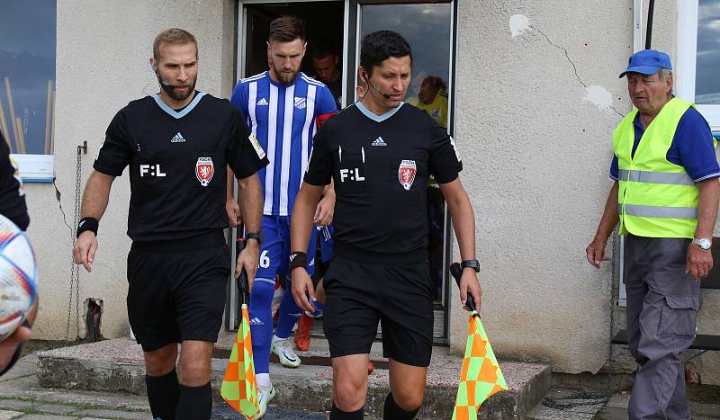 Fotbalisté Kvítkovic (modro-bílé dresy) v Mol Cupu prohráli s Třincem 1:5.