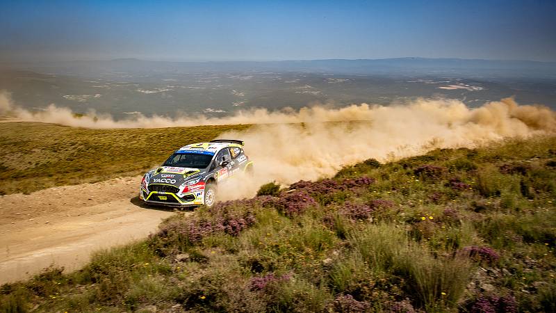 Posádka Erik Cais se spolujezdcem Petrem Těšínským dojela na Portugalské rally i přes havárii na konečném 42. místě.