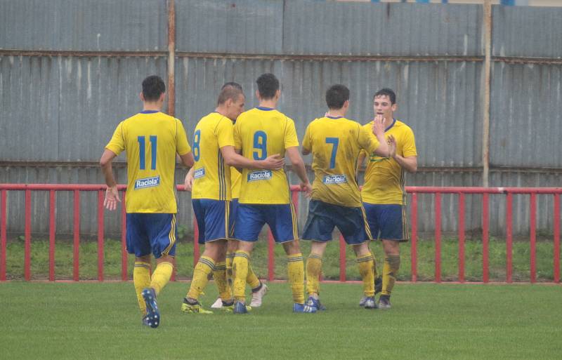 Fotbalisté Otrokovic (v bílých dresech) prohráli v 6. kole MSFL se zlínskou rezervou 0:4.