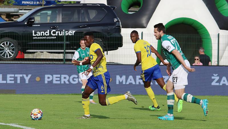 Fotbalisté Zlína (žluté dresy) zakončili letošní sezonu domácí remízou s Jabloncem 1:1.