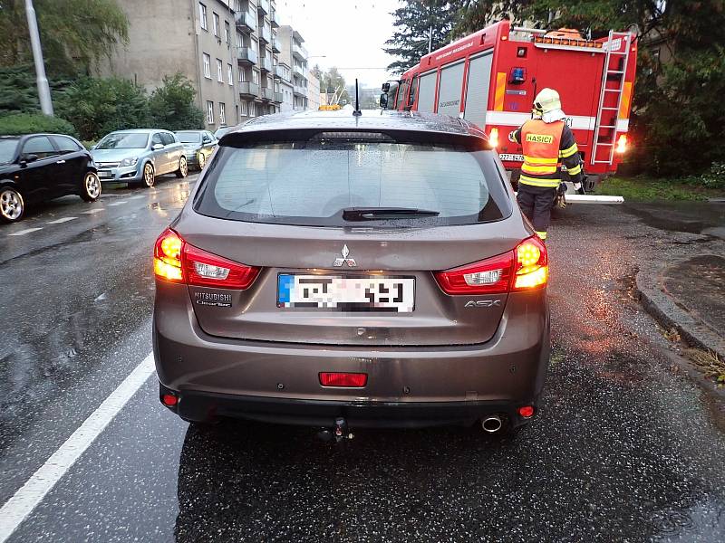 Na přechodu pro chodce v ulici Sokolská ve Zlíně srazil řidič matku a dítě