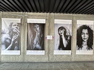 Originální výstava Zlínský podchod nabízí přehlídku osmadvaceti velkoformátových ženských portrétů.