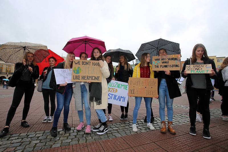 Středoškolská stávka za klima na náměstí Míru ve Zlíně.