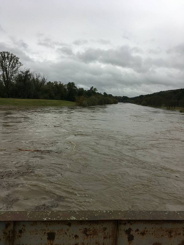 Vytrvalý déšť ve Zlínském kraji zaplavil cesty, zvedl hladiny řek. Bělovský jez