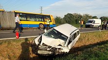 Nehoda osobního auta a autobusu u Otrokovic - pondělí 16. září 2019
