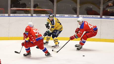 Hokejisté Zlína (žlutomodré dresy) se v pátek utkali s vedoucí Porubou.