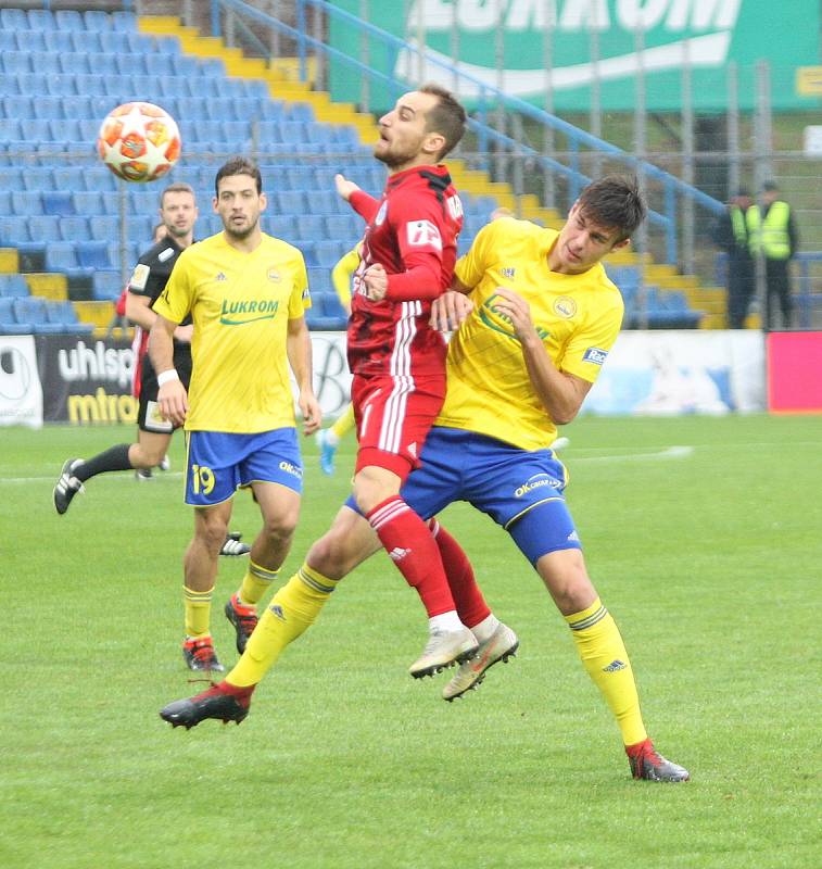 Fotbalisté Fastavu Zlín (ve žlutém) v sobotním 16. kole FORTUNA:LIGY hostili na Letné Sigmu Olomouc.