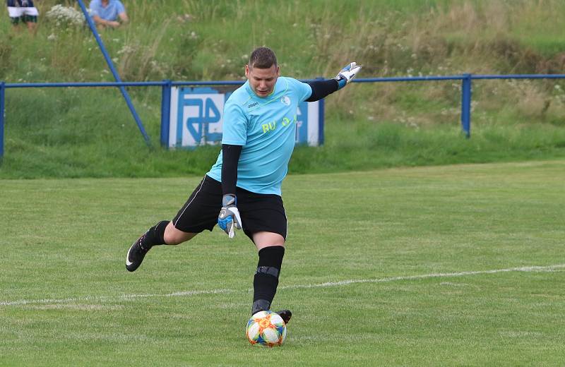 Fotbalisté Hluku (modrobílé dresy) otočili zápas ve Fryštáku, kde po přestřelce zvítězili 5:4.