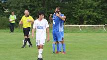 Fotbalisté Hluku (modrobílé dresy) otočili zápas ve Fryštáku, kde po přestřelce zvítězili 5:4.