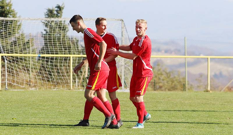 Fotbalisté Mladcové (červené dresy) v šlágru víkendu I.B. třídy skupiny B porazili Lužkovice 4:0.