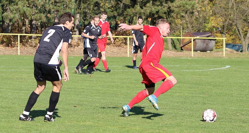 Fotbalisté Mladcové (červené dresy) v šlágru víkendu I.B. třídy skupiny B porazili Lužkovice 4:0.