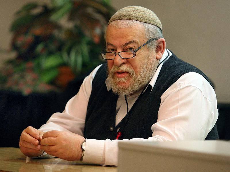 Vrchní český zemský rabín Efraim Karol Sidon přednášel před desítkami posluchačů v úterý 22. března na Univerzitě Tomáše Bati n téma Kdo jsou Židé.
