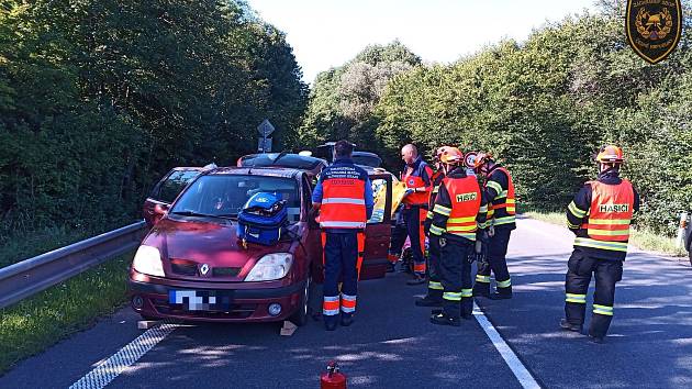 V Březnici na Zlínsku ve čtvrtek bourala dvě osobní auta. Jedna řidička se zranila