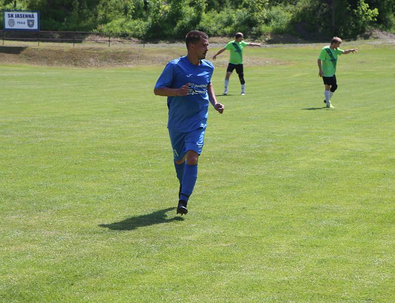 Fotbalisté Jasenné (modré dresy) smetli mužstvo Slopné 5:0.