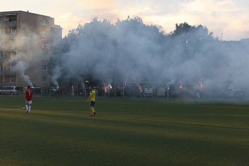 Fotbalisté Uherského Brodu (červené dresy) zvítězili v předkole MOL Cupu nad domácím Baťovem 5:0.