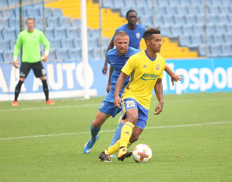 Fotbalisté Fastavu Zlín (ve žlutém) v pátečním přípravném zápase doma podlehli druholigovým Vítkovicím 0:1.