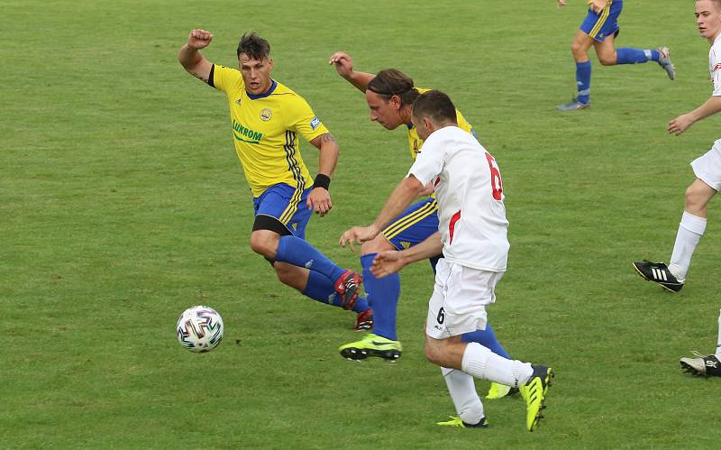 Fotbalisté Luhačovic (ve žlutých dresech) zvítězili na hřišti Sokola Veselá 4:3.