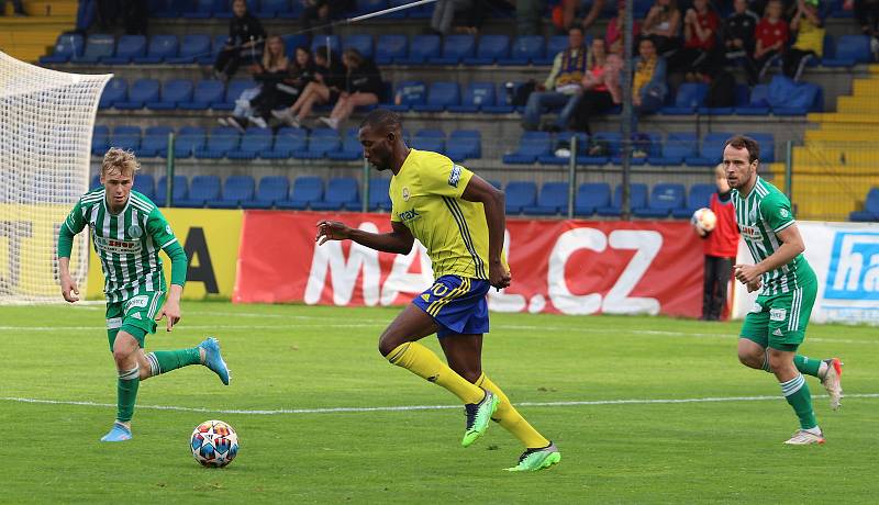 Fotbalisté Zlína (žluté dresy) ve 3. kola skupiny o záchranu podlehli pražským Bohemians 1905 1:4.