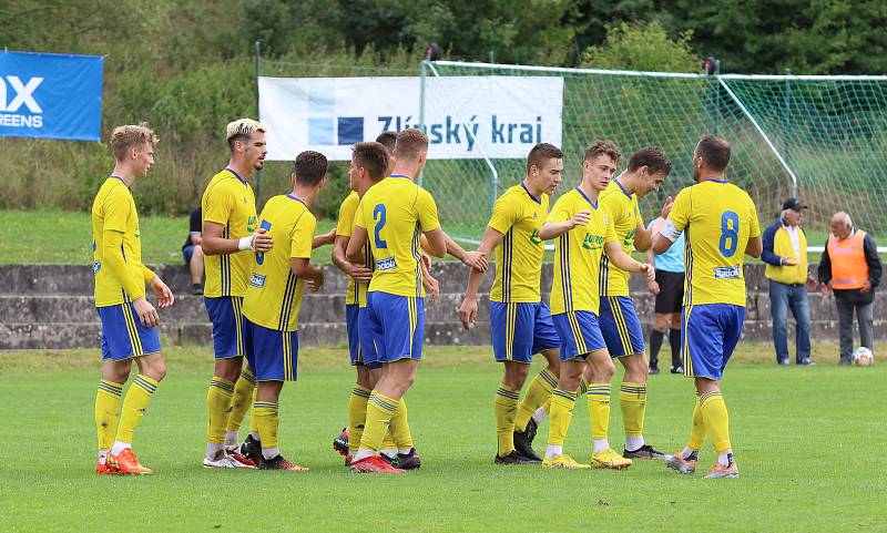 Fotbalisté Zlína B (žluté dresy) v 6. kole MSFL zdolali na Vršavě Frýdlant nad Ostravicí 1:0.