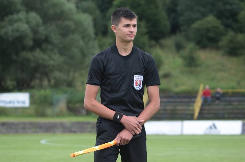 Fotbalisté Slavičína (v modrých dresech) na úvod přípravy zvítězili na Vršavě se Zlínem B 2:1