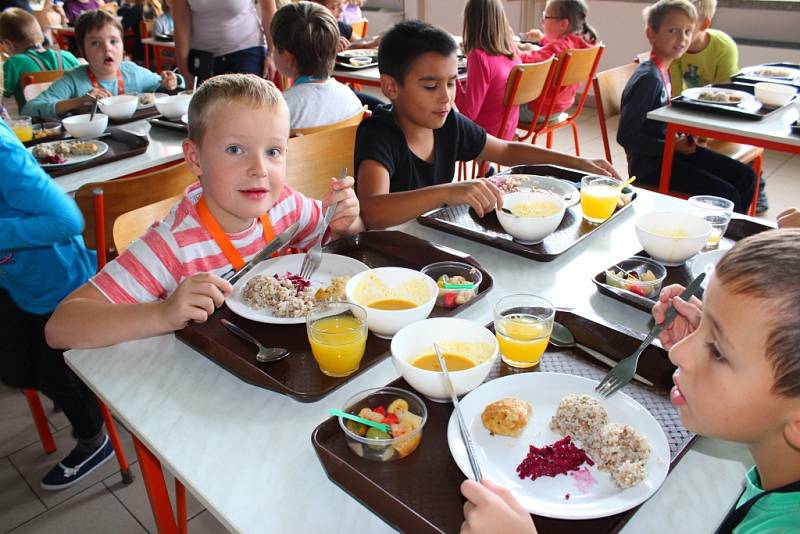 Ve školní jídelně Základní školy Mánesova Otrokovice ochutnávali ve středu 9. září 2015 oběd, který uvařily tamní kuchařky: vyhrály s ním v letošní celorepublikové soutěži O nejlepší školní oběd. Pozváni na něj byli i zástupci města Otrokovice.