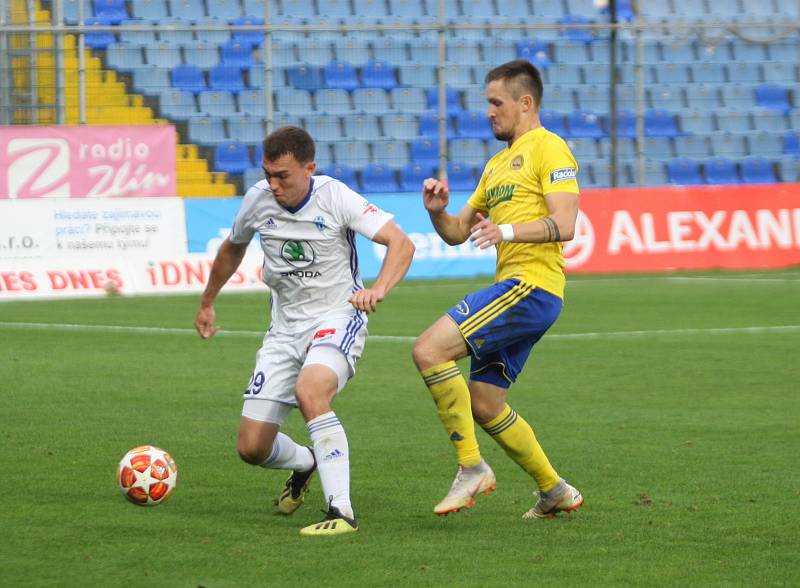 Prvoligoví fotbalisté Fastavu Zlín (ve žlutém) v sobotním 13. kole Fortuna:ligy hostili Mladou Boleslav. Na snímku Železník.