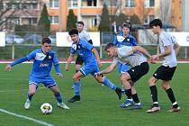 Fotbalisté Baťova (v šedém) v 17. kole divize E prohráli na pažitu Přerova 0:2.