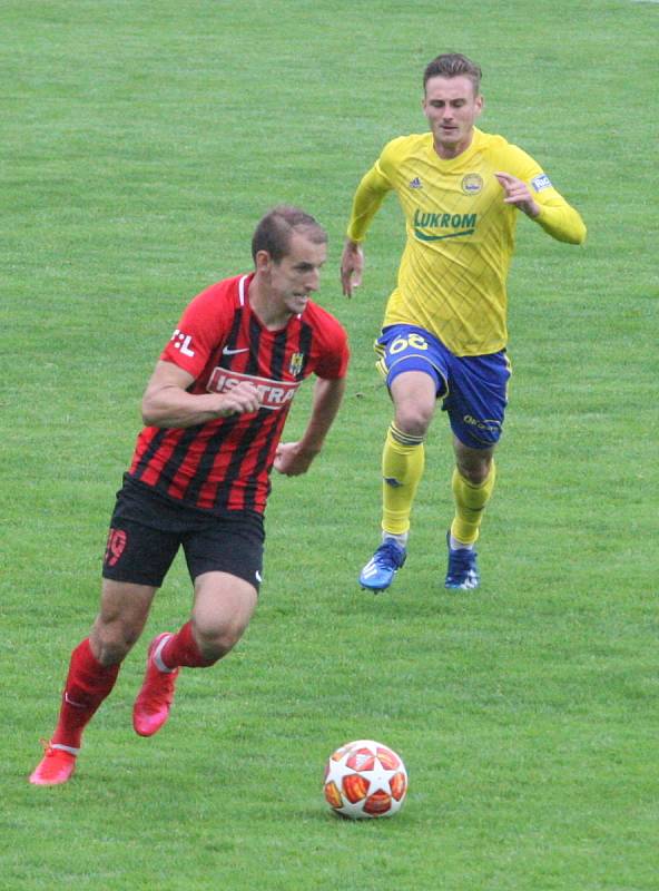 Fotbalisté Fastavu Zlín (ve žlutém) v úvodním kole Fortunba:ligy skupiny o záchranu hostili Slerzský FC Opava. Na snímku Hnaníček - Janetzký