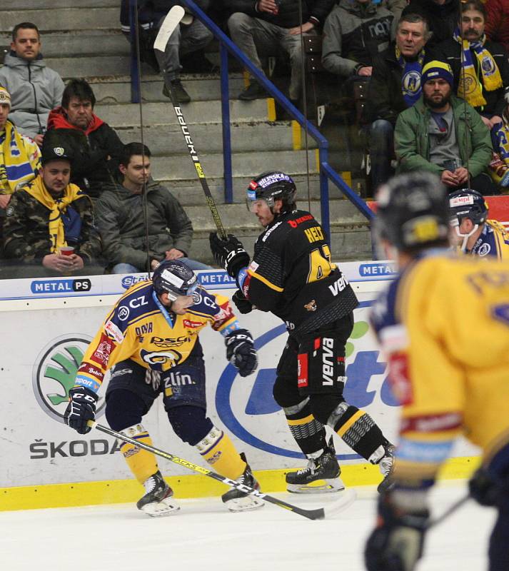 Extraligoví hokejisté Zlína (ve žlutém) v pátečním 49. kole doma hostili zachraňující se Litvínov.