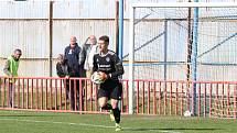 Fotbalisté Otrokovic (modro-bílé dresy) podruhé v sezoně zvítězili, porazili Jihlavu "B" 2:0.