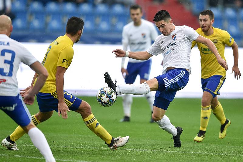 Utkání 12. kola první fotbalové ligy: Baník Ostrava - Fastav Zlín, 5. října 2019 v Ostravě. Na snímku (zleva) Petr Buchta a Robert Hrubý.