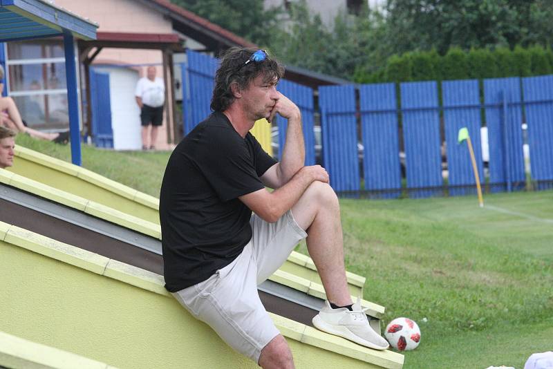 Fotbalisté Slavičína (v modrých dresech) zvítězili ve 2. kole divize E na hřišti konkurenčního Strání 2:0