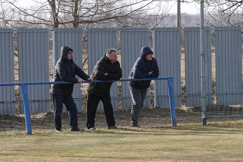 Fotbalisté Tlumačova (bílé dresy) v dohrávce 11. kola krajské I. B třídy skupiny C podlehli Polešovicím 0:2.