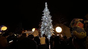 Slavnostní rozsvícení vánočního stromu na náměstí Míru ve Zlíně, 3. prosince 2023.
