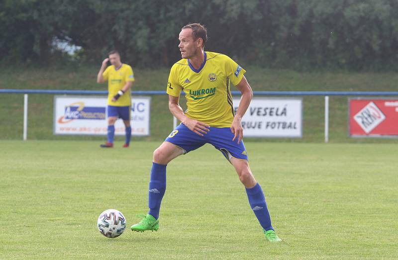 Fotbalisté Luhačovic (ve žlutých dresech) zvítězili na hřišti Sokola Veselá 4:3.