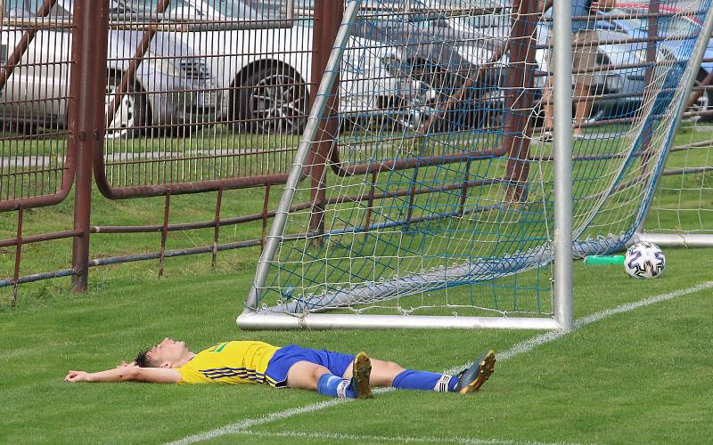 Fotbalisté Luhačovic (ve žlutých dresech) zvítězili na hřišti Sokola Veselá 4:3.