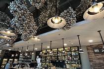 Blyštivá nádhera – Zlín ozdobí po roce unikátní vánoční bar s 12 tisíci baňkami; listopad 2023